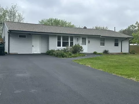 19 Lazywood Ln, Swansea, MA 02777