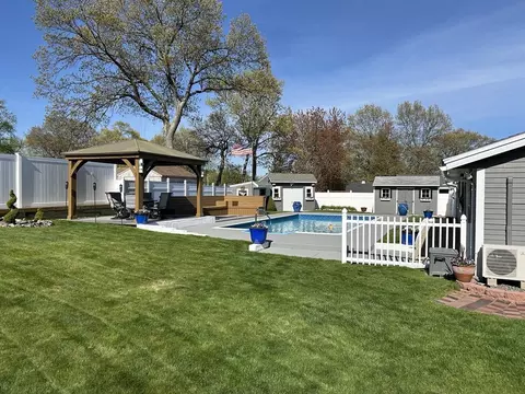 5 Elizabeth Ln, Peabody, MA 01960