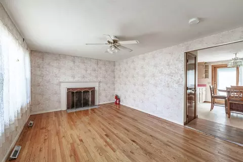 Living - 183 Brookside Cir, Northampton, MA 01062 photo 3 of 5