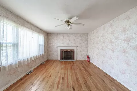 Living - 183 Brookside Cir, Northampton, MA 01062 photo 2 of 5
