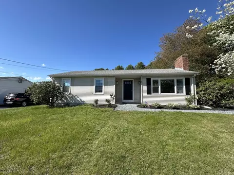 84 New Hampshire Ave, Somerset, MA 02726