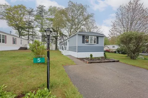 5 Debby Ln, Raynham, MA 02767