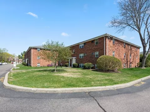 89 Pleasant St #D4, Medfield, MA 02052