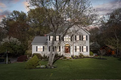 8 Hickory Dr, Medway, MA 02053