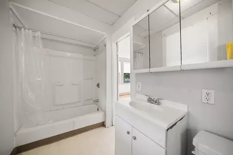 77 Parkside St, Springfield, MA 01104 photo 8
