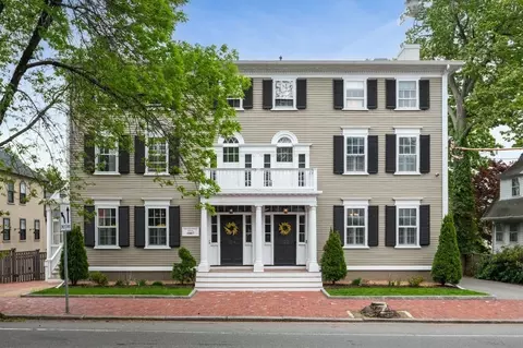 102 High St #A, Newburyport, MA 01950
