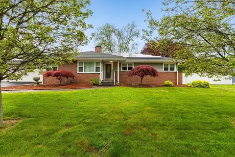 216 Hinchey Ln, Somerset, MA 02726