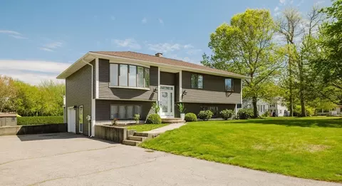 120 Trolley Car Dr, Somerset, MA 02726