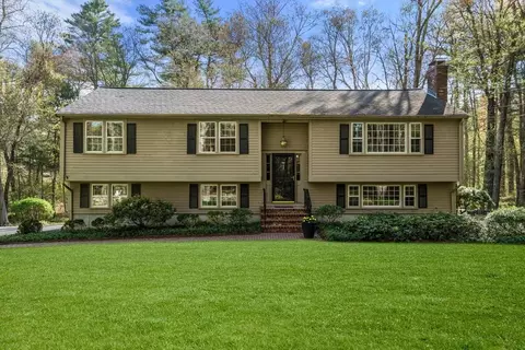 26 Orchard St, Medfield, MA 02052