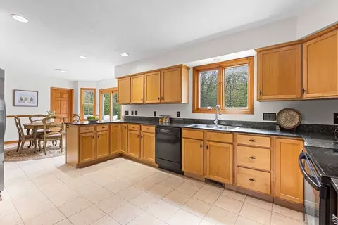 3 Wildflower Dr, Sutton, MA 01590 photo 3