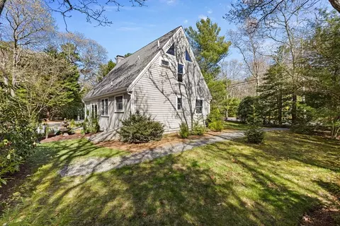 11 White Oak Trl, Centerville, MA 02632