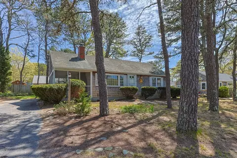 19 Hickory Ln, Dennis, MA 02660