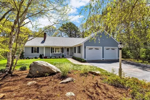 98 Old Campus Dr, Falmouth, MA 02536