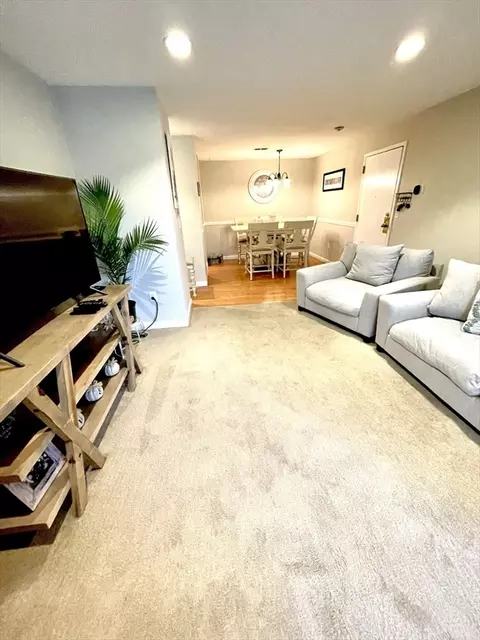 805 Franklin Xing #5, Franklin, MA 02038