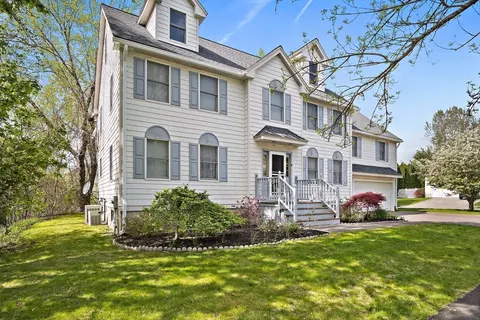 8 Old Farm Rd, Woburn, MA 01801