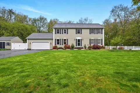 3 Pine Knl, Southwick, MA 01077