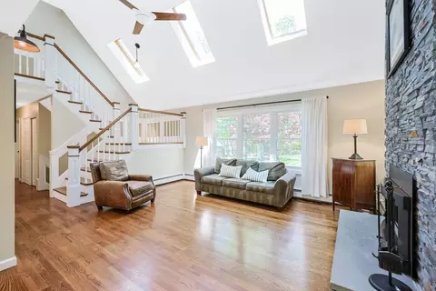 19 Prospect St, Upton, MA 01568 photo 2