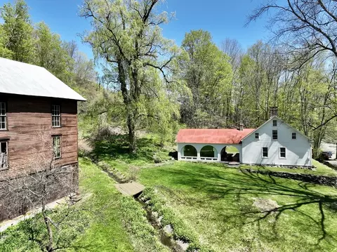 56 Upper St, Buckland, MA 01338