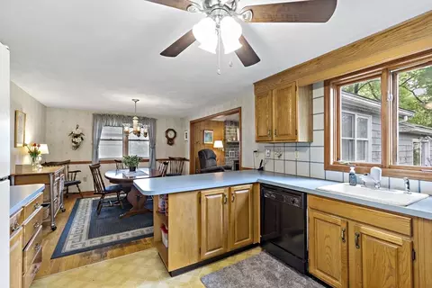 60 Como Rd, Hyde Park, MA 02136 photo 2