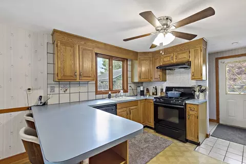 60 Como Rd, Hyde Park, MA 02136 photo 3