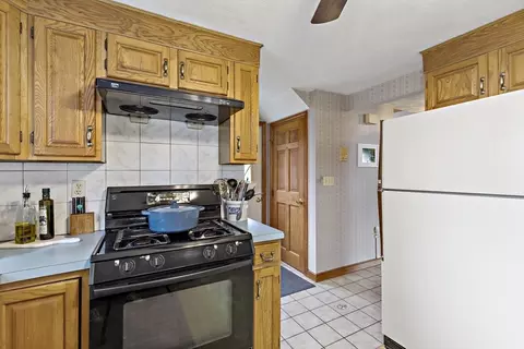 60 Como Rd, Hyde Park, MA 02136 photo 5