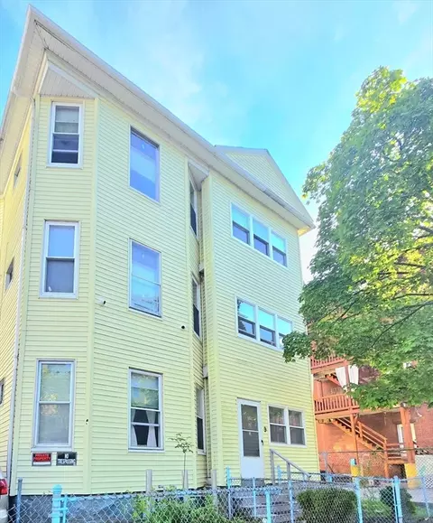 9 Pelham St, Worcester, MA 01609 photo 2