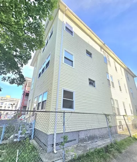9 Pelham St, Worcester, MA 01609 photo 3