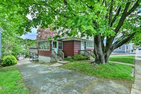 4 Elm St, Webster, MA 01570