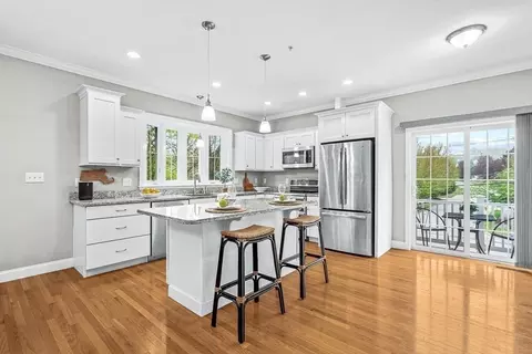 28 Compass Pt #28, North Andover, MA 01845