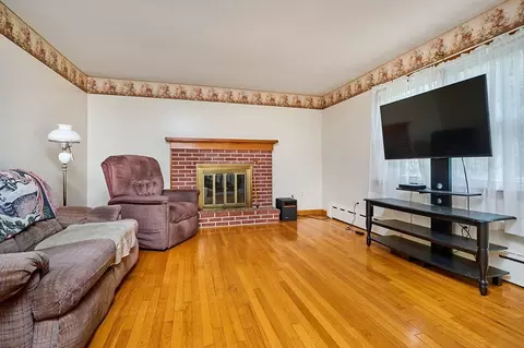 Living - 21 Davis St, Easthampton, MA 01027 photo 1 of 2