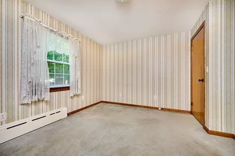 Bedroom - 21 Davis St, Easthampton, MA 01027 photo 4 of 8