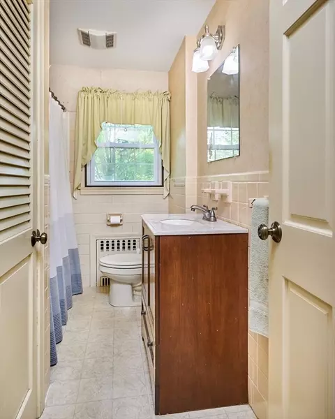 Bath - 21 Davis St, Easthampton, MA 01027 photo 1 of 2