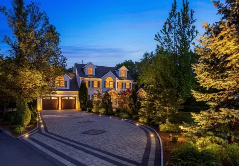 4 Toomey Cir, Burlington, MA 01803