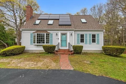22 Woodside Dr, Falmouth, MA 02536