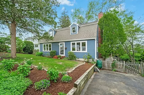 12 Monmouth St, Quincy, MA 02171