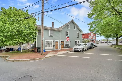 40 Elm St #B, Amesbury, MA 01913
