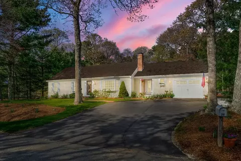 20 Truman Ln, Cotuit, MA 02635