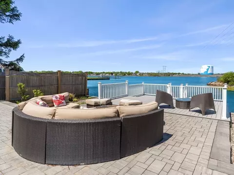 59 Memorial Dr, Salem, MA 01970