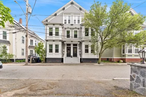 4 Boardman St #2, Salem, MA 01970