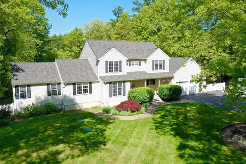 24 Nestlenook Dr, Middleboro, MA 02346