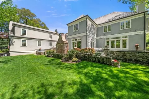 Exterior - 11 Greylock Rd, Wellesley, MA 02481 photo 5 of 6