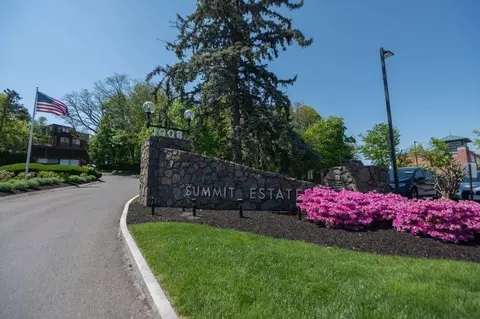 1002 Paradise Rd #PHH, Swampscott, MA 01907