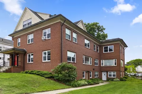 8 Lake St, Webster, MA 01570