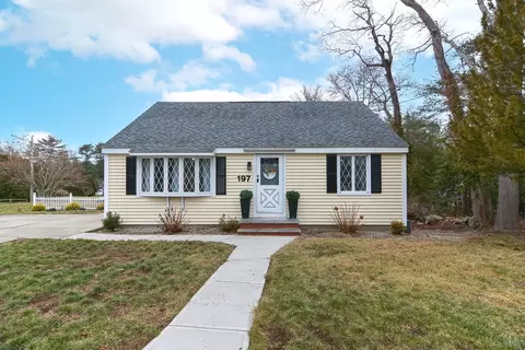 197 North St, Mattapoisett, MA 02739