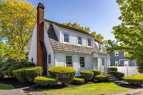 9 Courtland Cir, Milton, MA 02186