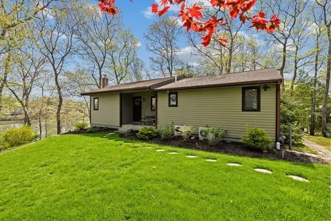 10 Quamhassett Rd, Bourne, MA 02532
