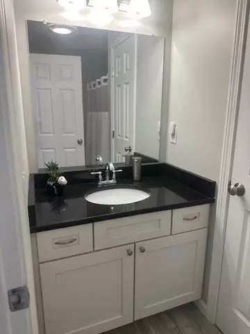Bath - 23 Stoneleigh Rd, Worcester, MA 01606 photo 1 of 5