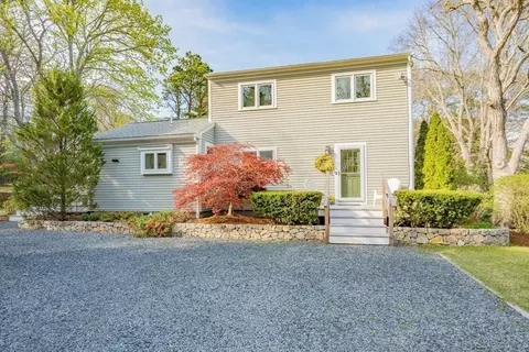 374 Putnam, Cotuit, MA 02635 photo 2