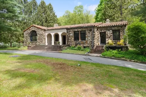 263 Ashland St, Holliston, MA 01746