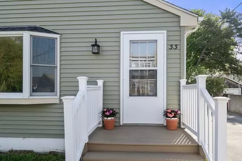 33 Morgan St, Portsmouth, RI 02871